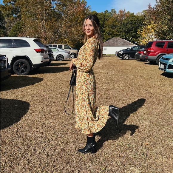 Meet your posher, Carylyne 🦋 - Picture 4 of 6